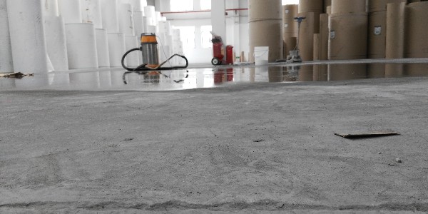 水泥地面起砂反反复复该如何处理？地面硬化剂轻松解决