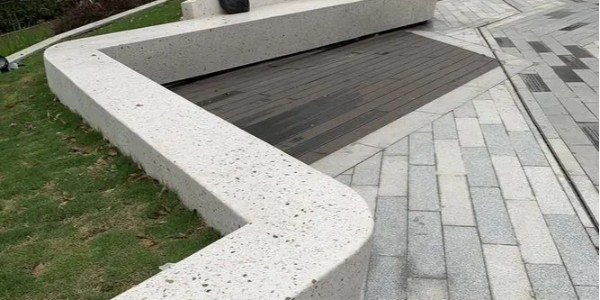公园坐凳现在普遍做无机磨石